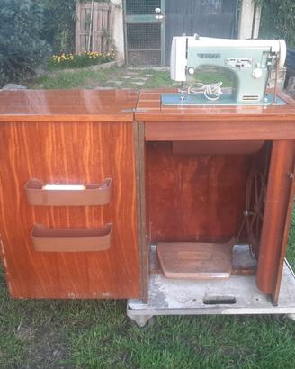 Macchina da cucire vintage anni 60