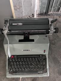 Macchina da scrivere olivetti