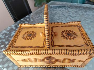 Porta cucito in legno pirografato