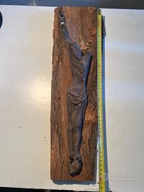 Antico crocifisso in legno intagliato del 1500