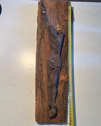 Antico crocifisso in legno intagliato del 1500