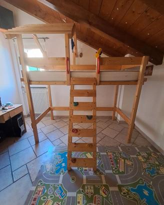 Letto a soppalco in legno massello con materasso