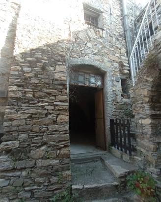 Gazzelli, rustico ex frantoio da ristrutturare