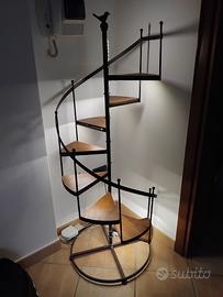 Scaletta a chiocciola decorativa con LED