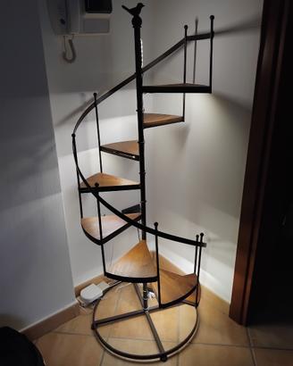 Scaletta a chiocciola decorativa con LED