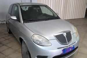 Lancia Y del 2007 -- con gancio traino