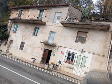 Casa incastonata nella roccia