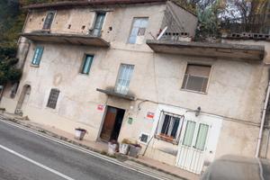 Casa incastonata nella roccia