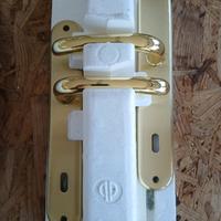 4 Maniglie per porta in ottone lucido verniciato.
