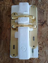 4 Maniglie per porta in ottone lucido verniciato.