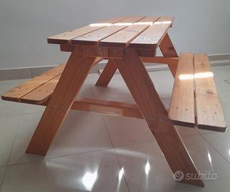 Tavolino bimbi con panche di legno e parasole