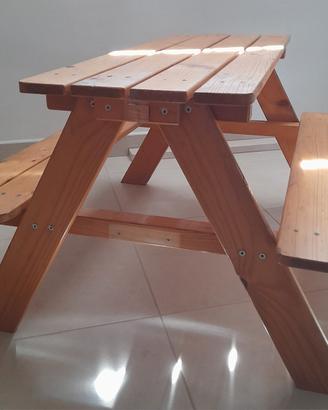 Tavolino bimbi con panche di legno e parasole