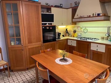 Cucina ad angolo in ciliegio