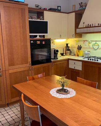 Cucina ad angolo in ciliegio