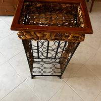 Porta bottiglie in ferro batturo e vimini