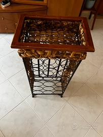 Porta bottiglie in ferro batturo e vimini