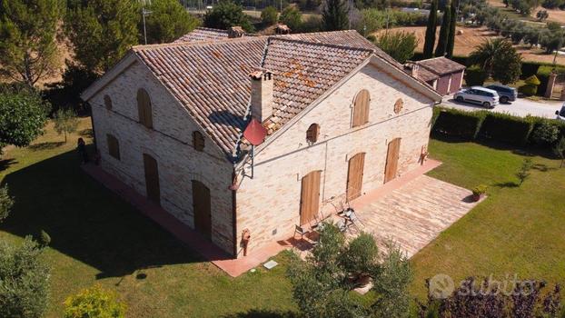 Poco distante da Macerata la tua villa in campagna