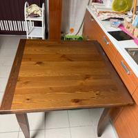 tavolo di legno quadrato