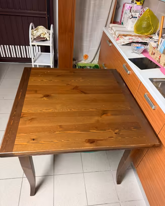 tavolo di legno quadrato