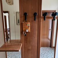 Appendiabiti da ingresso con specchi e mensola