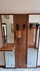 Appendiabiti da ingresso con specchi e mensola