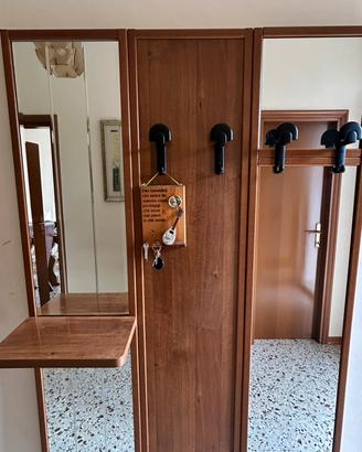 Appendiabiti da ingresso con specchi e mensola