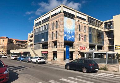 Ampio Ufficio in Piazzale Segni