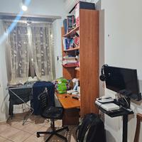 scrivania con libreria