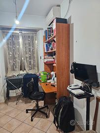 scrivania con libreria