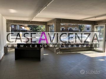 NEGOZIO CON MAGAZZINO