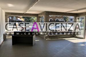 NEGOZIO CON MAGAZZINO