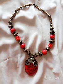 Collana etnica con pendente rosso 