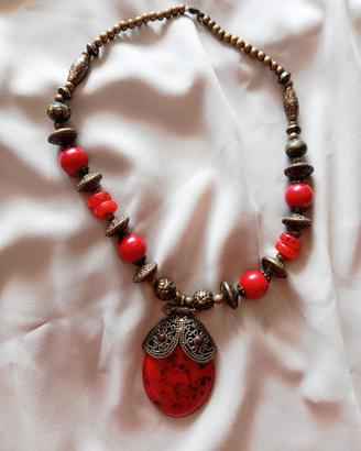 Collana etnica con pendente rosso 