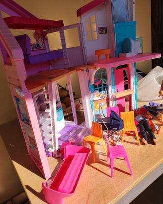 Casa di Barbie con accessori ,