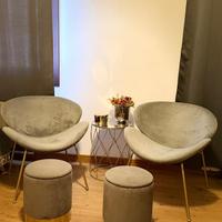 2 poltrone - 2 pouf.