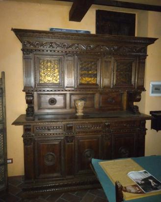 Credenze tavolo e sedie rinascimentali