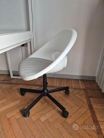 Letti, materassi, scrivania e sedia