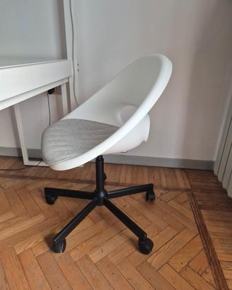 Letti, materassi, scrivania e sedia