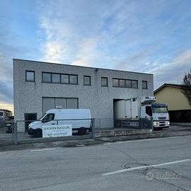 Capannone logistico con celle frigorifere