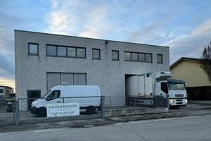 Capannone logistico con celle frigorifere
