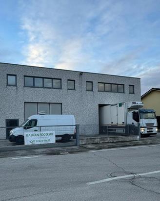 Capannone logistico con celle frigorifere