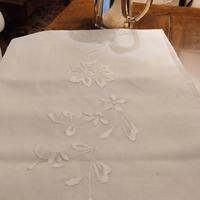 Tovaglia ricamata a mano