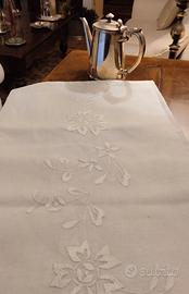 Tovaglia ricamata a mano