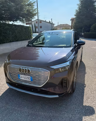 Audi Q4 40 e-tron Business Advanced 204 CV – Viola