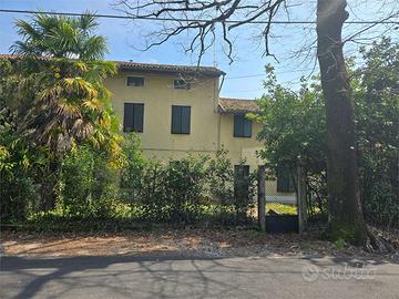 VILLA SINGOLA ACCOSTATA DA RISTRUTTURARE a Gradisc