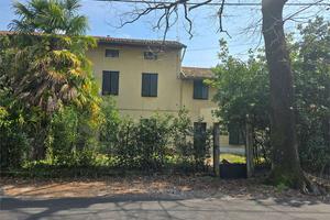 VILLA SINGOLA ACCOSTATA DA RISTRUTTURARE a Gradisc