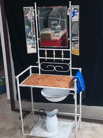 Antica toilette in ferro con specchio