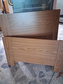 2 letti singoli color legno con rete