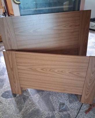 2 letti singoli color legno con rete