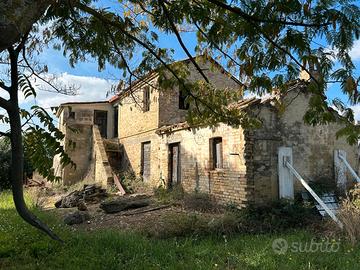 Casolare con vista su gran sasso e adriatico
